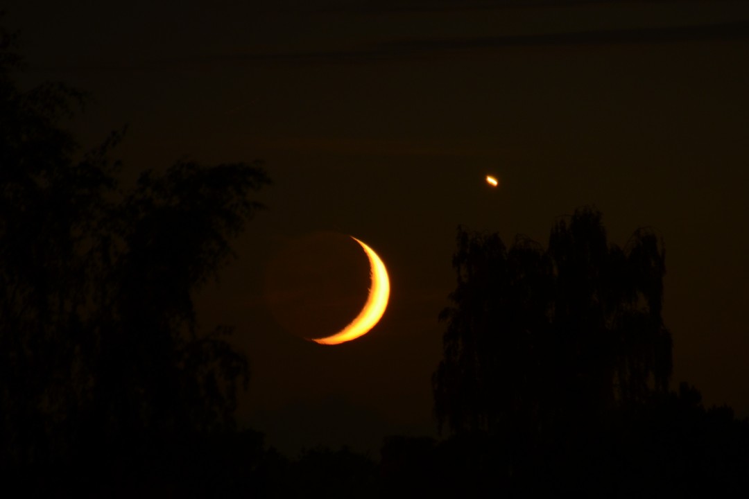 Mondsichel und Venus im Schein der Zeit.